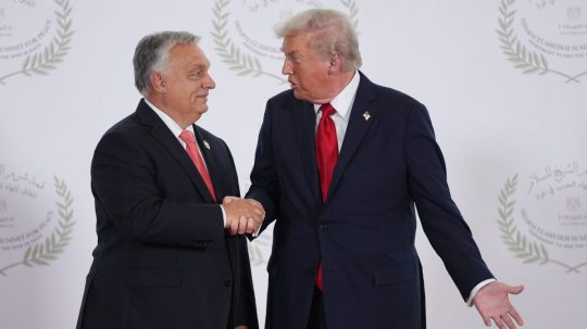 Zľava maďarský premiér Viktor Orbán si podáva ruku s americkým prezidentom Donaldom Trumpom.
