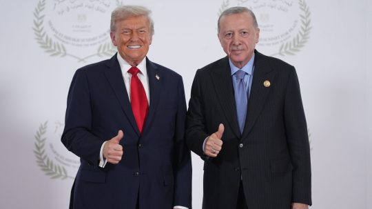 D. Trump a R. T. Erdogan
