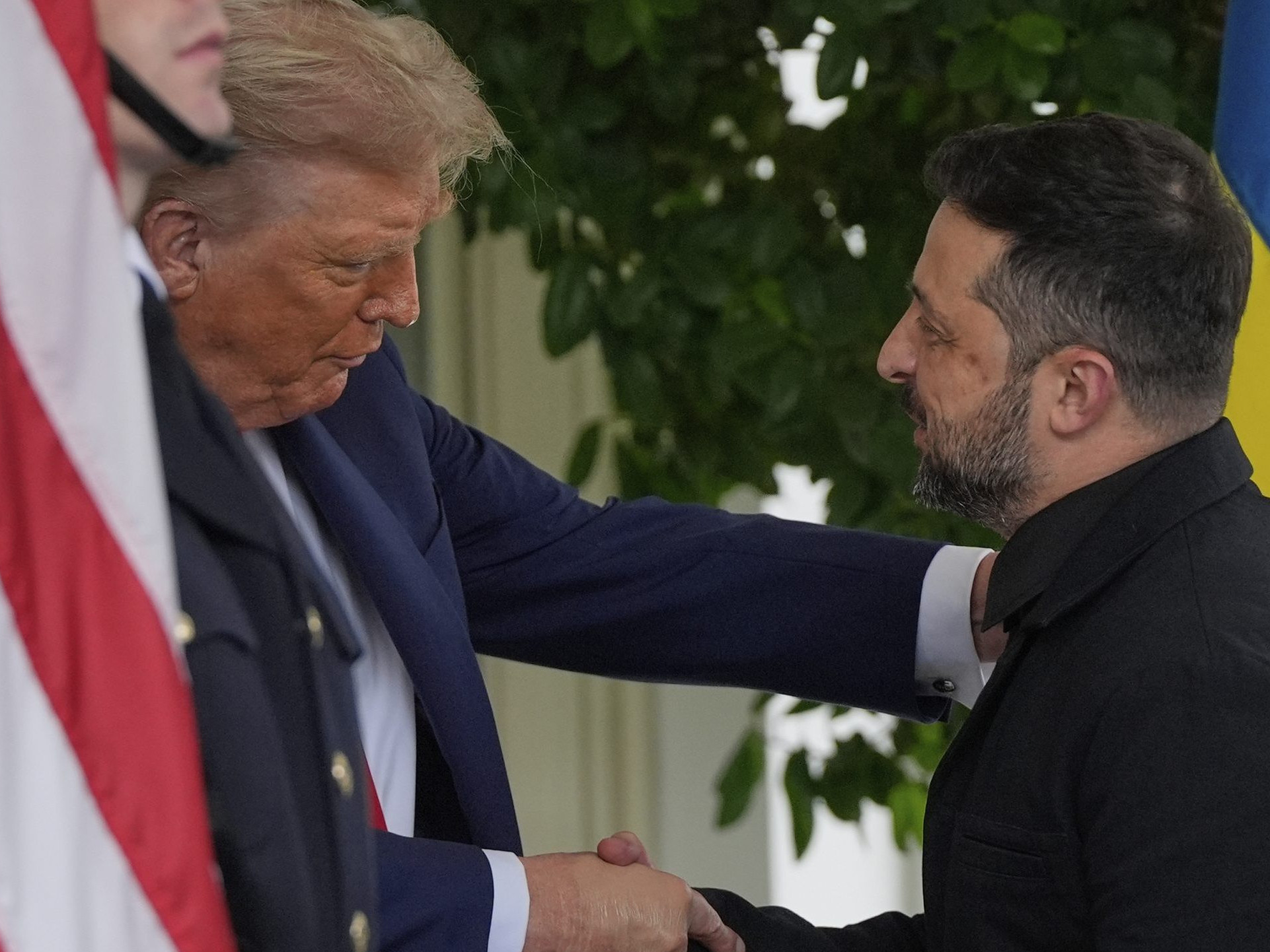 Americký prezident Donald Trump (vľavo) a ukrajinský prezident Volodymyr Zelenskyj.
