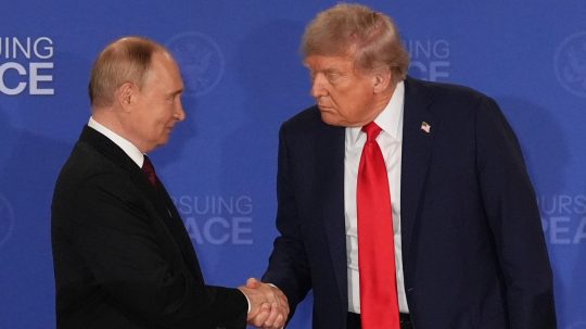 Zľava Vladimir Putin a Donald Trump.