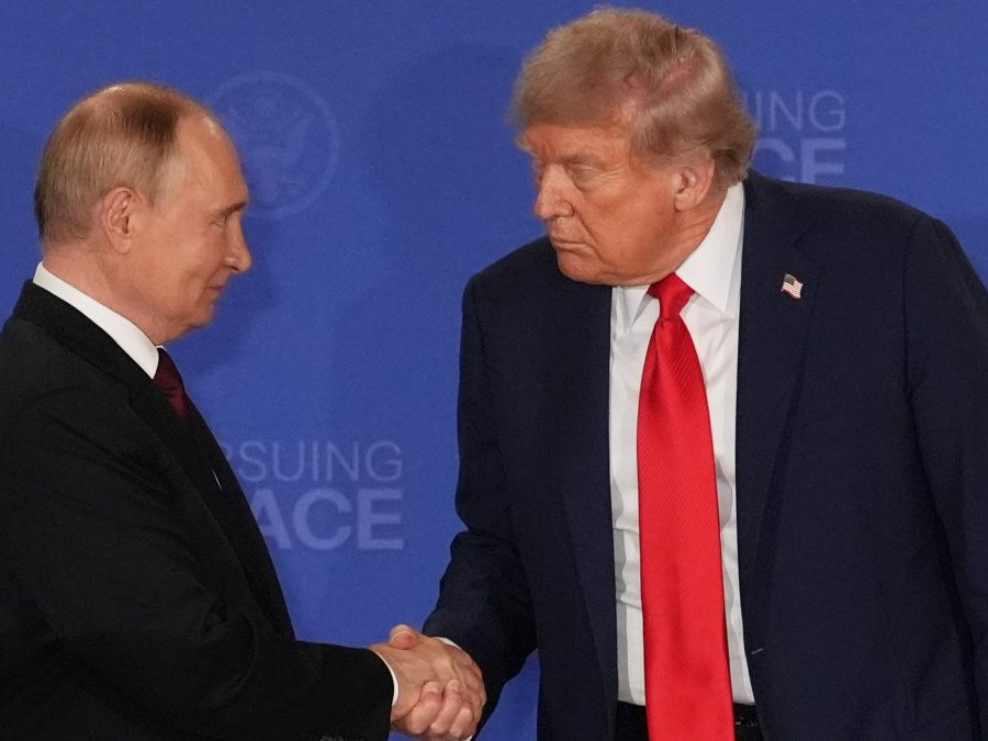 Zľava Vladimir Putin a Donald Trump.