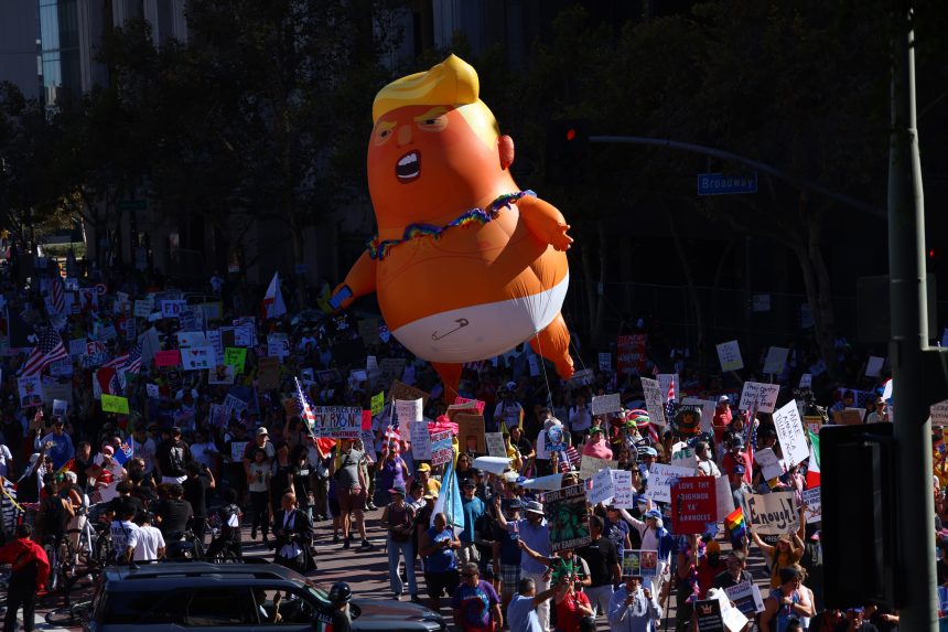 Na snÃƒÂ­mke protest v USA pod nÃƒÂ¡zvom No kings (Ã…Â½iadni krÃƒÂ¡li).