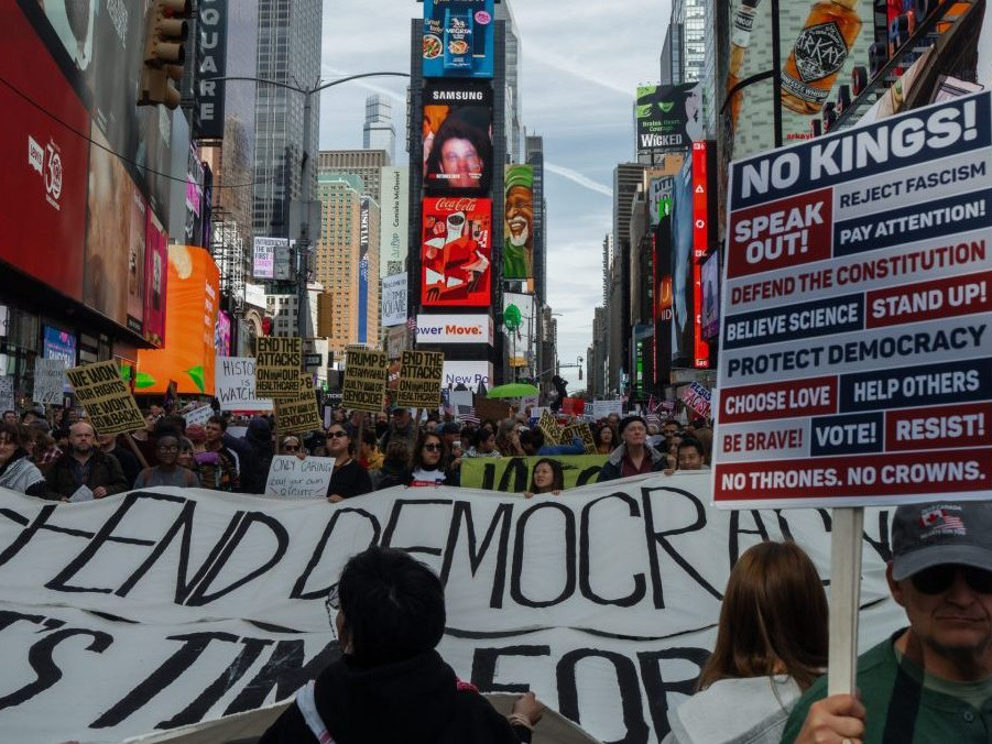 Na snímke demonštranti počas protestu proti americkému prezidentovi Donaldovi Trumpovi-