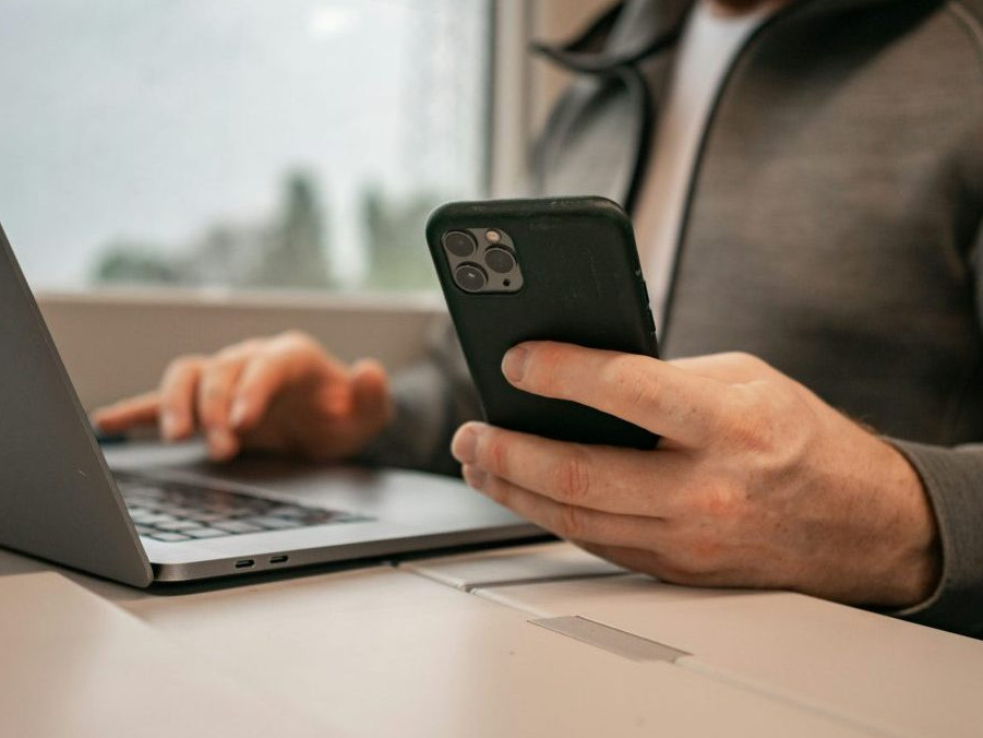 Ilustračná snímka muža píšuceho na telefóne.