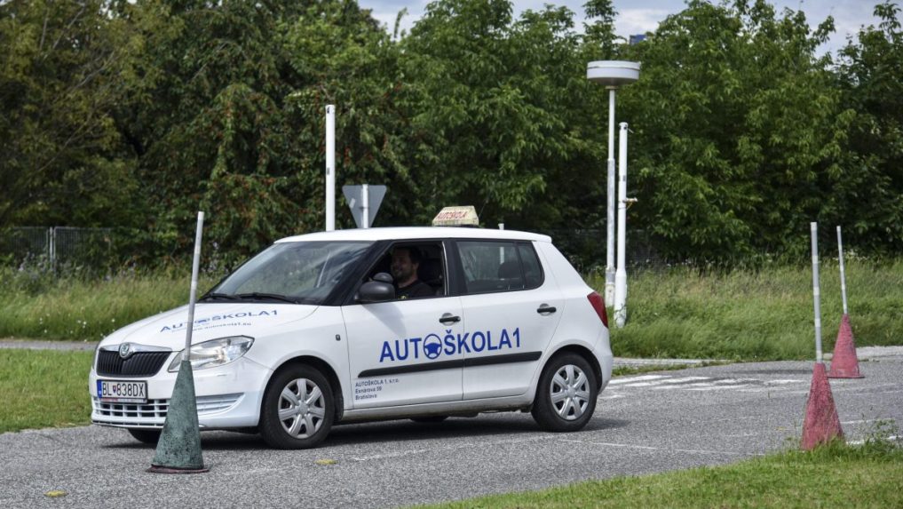 Na ilustračnej snímke autoškola.