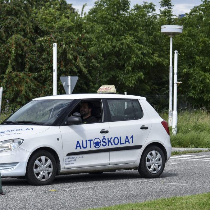 Na ilustračnej snímke autoškola.