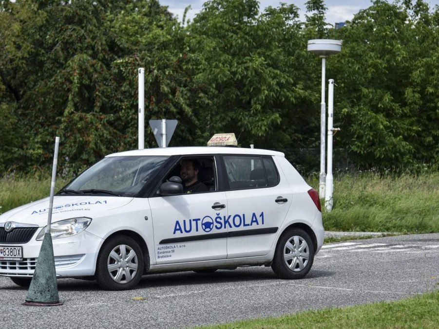 Na ilustračnej snímke autoškola.