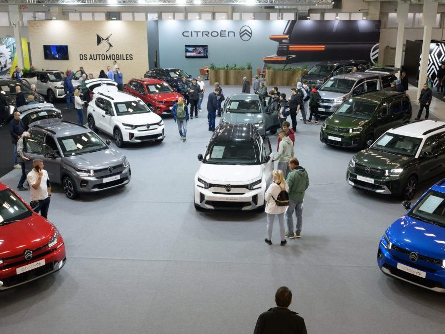 Najnovšie modely osobných, úžitkových a nákladných vozidiel predstavujú vystavovatelia.