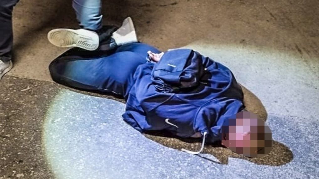 Na snímke jeden z vykrádačov balíkoboxu v Košiciach.