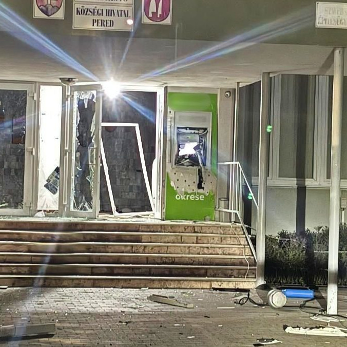 Na snímke okresný úrad po výbuchu bankomatu.