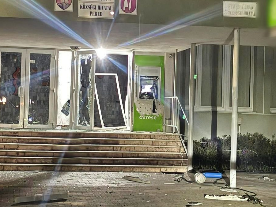 Na snímke okresný úrad po výbuchu bankomatu.