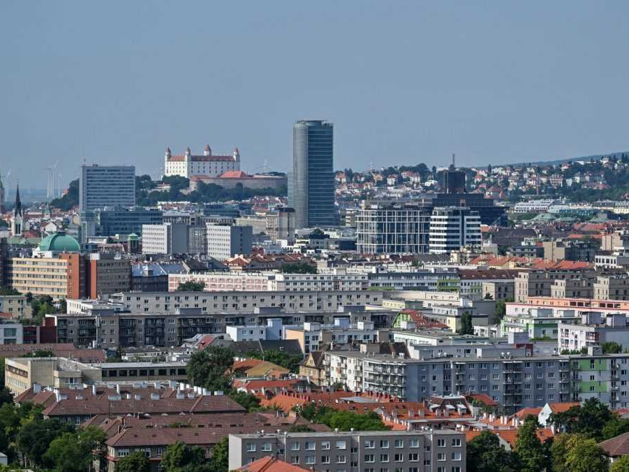 Na ilustračnej snímke panoramatický pohľad na Bratislavu.