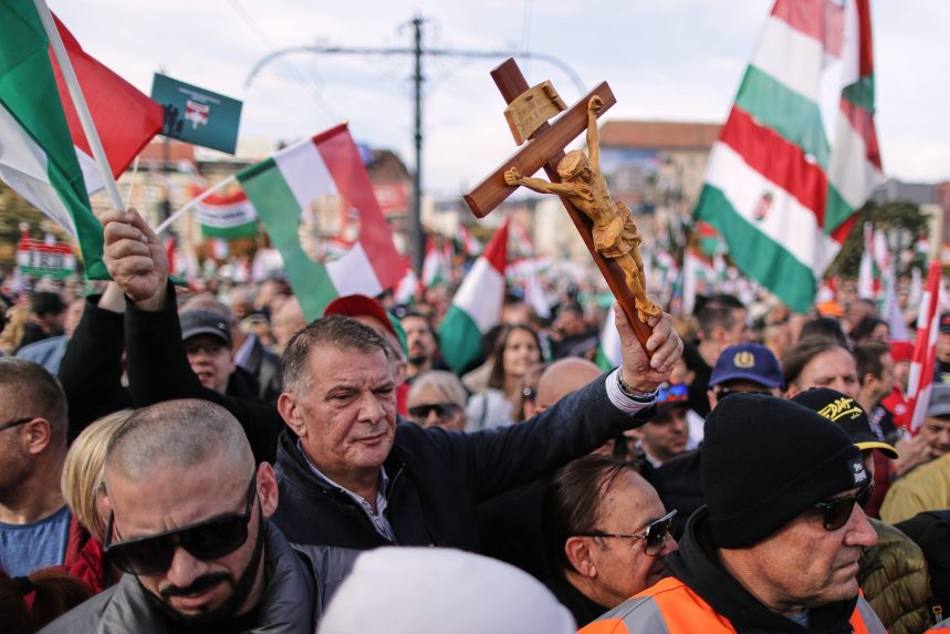 Demonštranti vyšli do ulíc pri príležitosti 69. výročia maďarskej revolúcie.