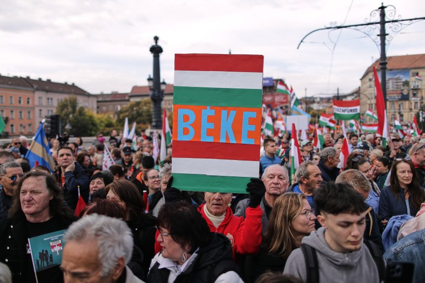 Demonštranti vyšli do ulíc pri príležitosti 69. výročia maďarskej revolúcie.