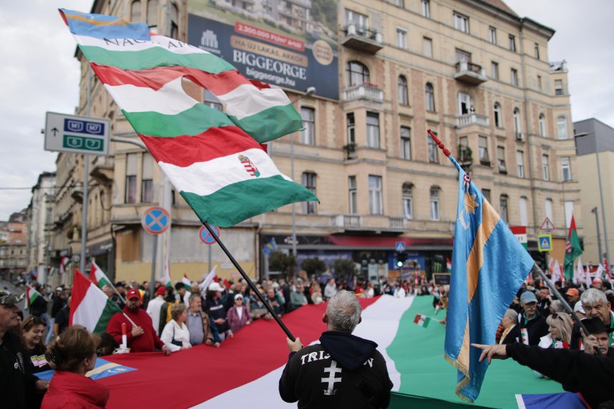 Demonštranti vyšli do ulíc pri príležitosti 69. výročia maďarskej revolúcie.