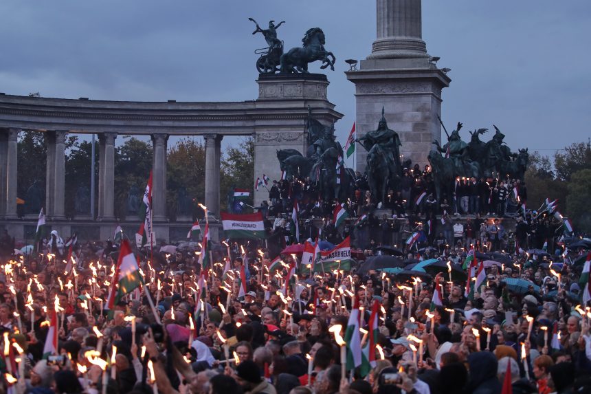 Demonštranti vyšli do ulíc pri príležitosti 69. výročia maďarskej revolúcie.