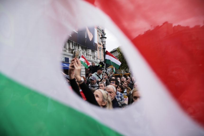 Demonštranti vyšli do ulíc pri príležitosti 69. výročia maďarskej revolúcie.