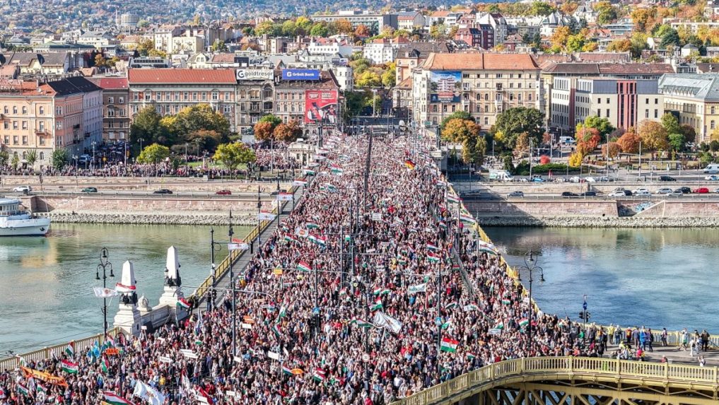Demonštranti vyšli do ulíc pri príležitosti 69. výročia maďarskej revolúcie.