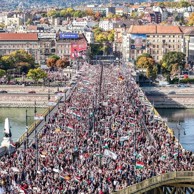Demonštranti vyšli do ulíc pri príležitosti 69. výročia maďarskej revolúcie.