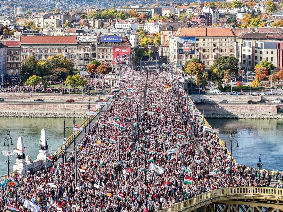 Demonštranti vyšli do ulíc pri príležitosti 69. výročia maďarskej revolúcie.