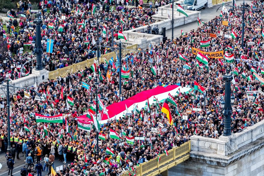 Demonštranti vyšli do ulíc pri príležitosti 69. výročia maďarskej revolúcie.