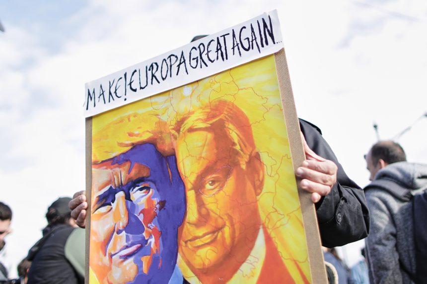 Demonštranti vyšli do ulíc pri príležitosti 69. výročia maďarskej revolúcie.