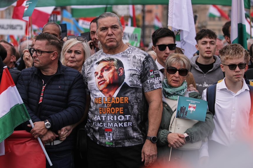 Demonštranti vyšli do ulíc pri príležitosti 69. výročia maďarskej revolúcie.