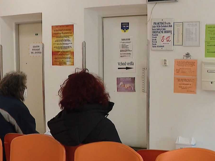 ľudia v čakárni u lekára