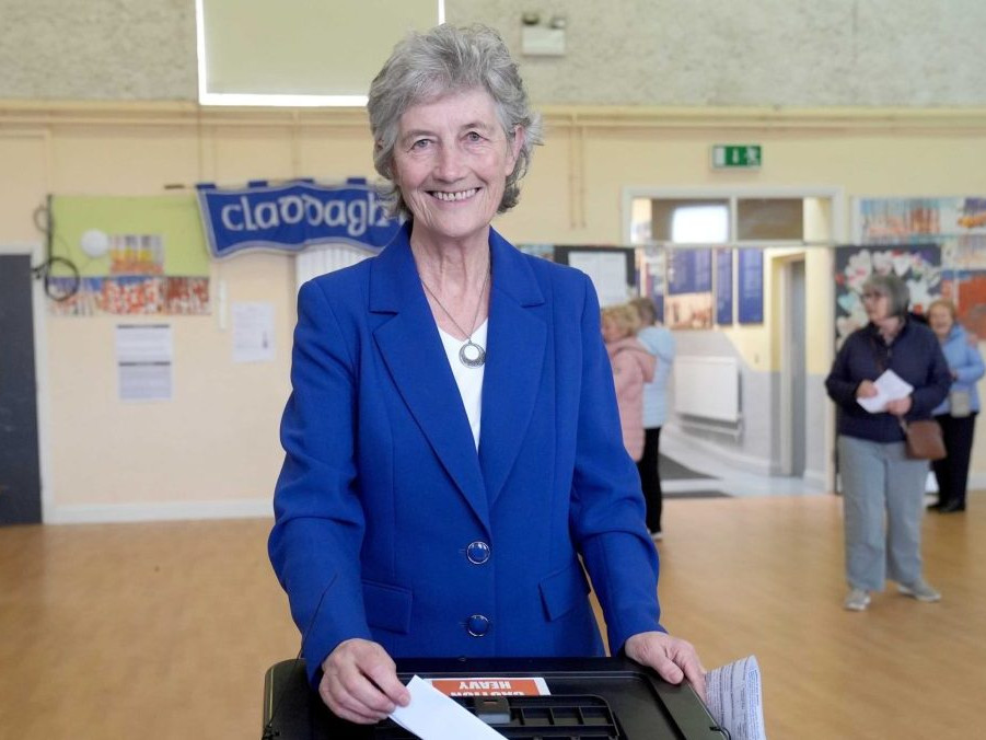 Novou prezidentkou Írska sa podľa predbežných výsledkov stane Catherine Connollyová, kritička EÚ a Spojených štátov