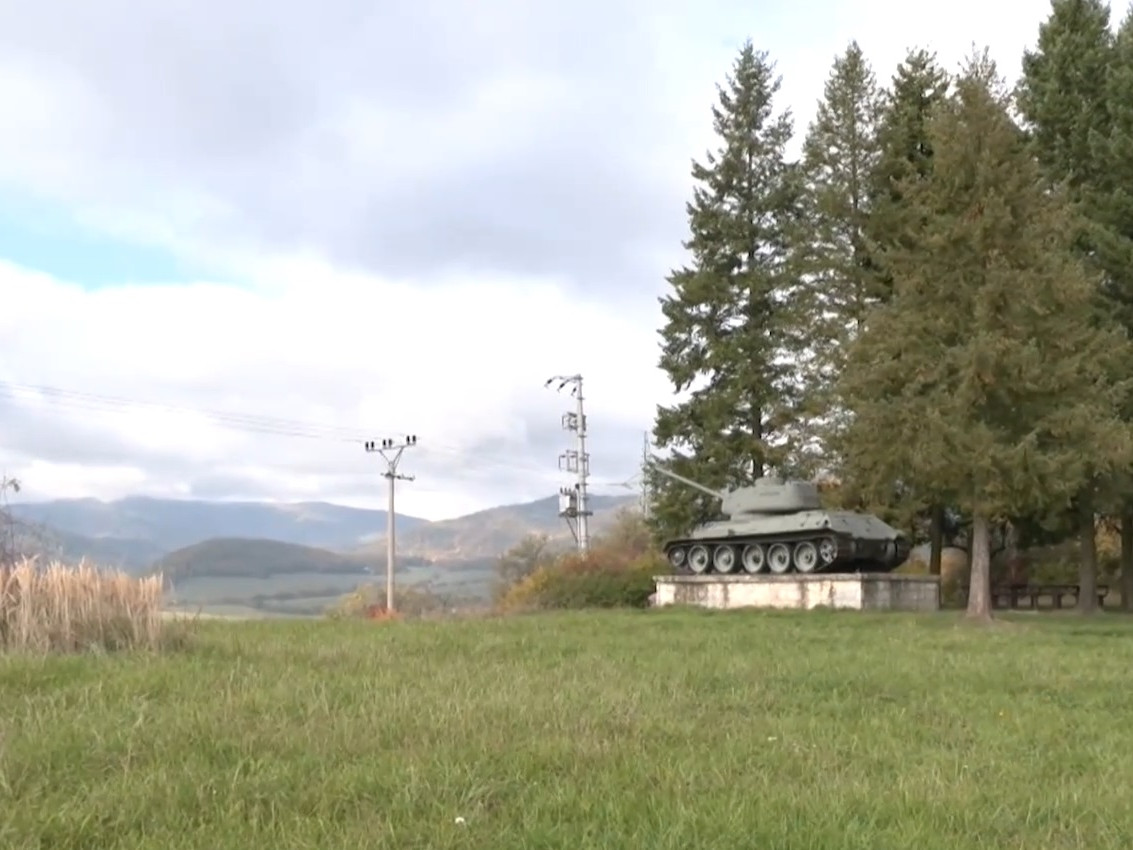 Ľudia k pamätníku pri obci Kosorín chodia spomínať na obete druhej svetovej vojny.