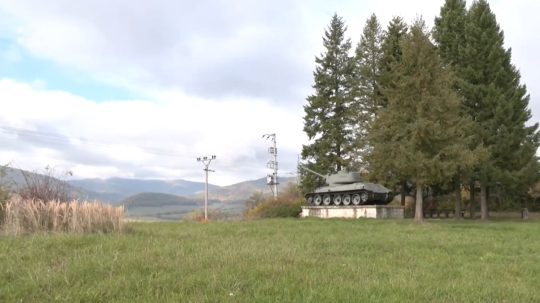 Ľudia k pamätníku pri obci Kosorín chodia spomínať na obete druhej svetovej vojny.