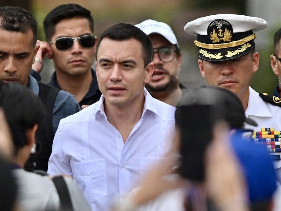 Na snímke Daniel Noboa (uprostred).