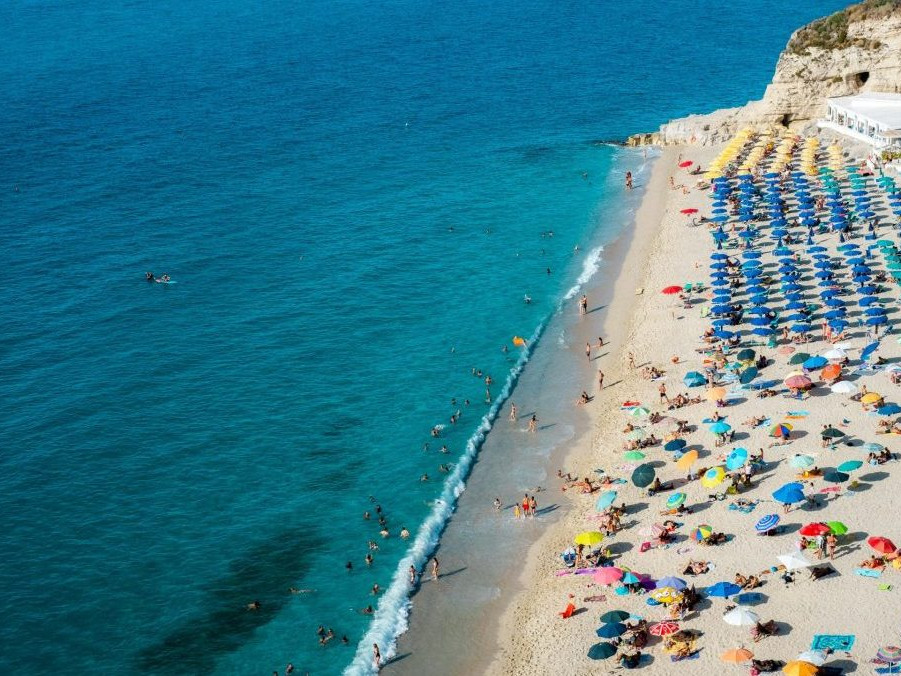 Na ilustračnej snímke pláž v Taliansku z vtáčej perspektívy.