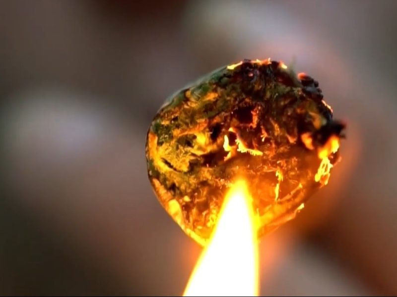 Na ilustračnej snímke zapaľovanie cigarety s marihuanou.