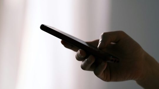 Ilustračná snímka používania mobilného telefónu.