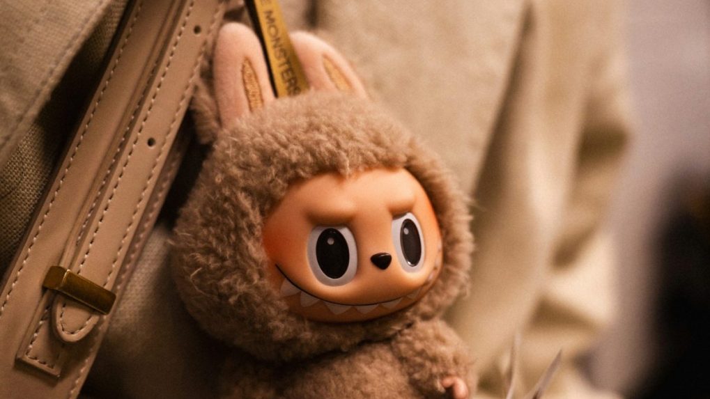 Na snímke bábika Labubu.