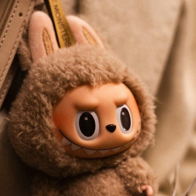 Na snímke bábika Labubu.