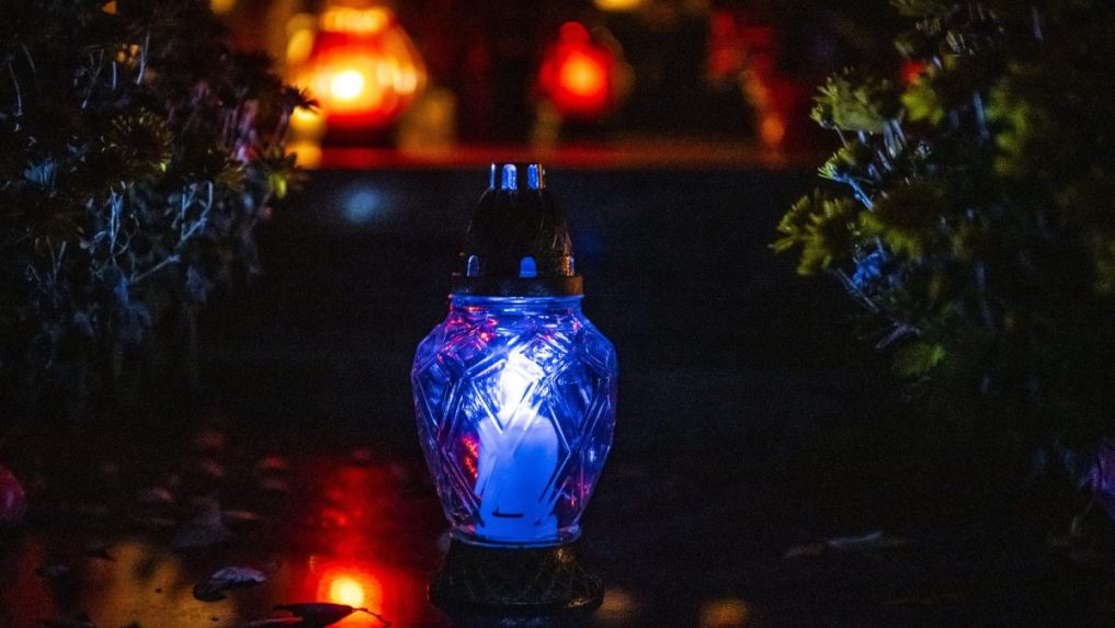 Na ilustračnej snímke svetlá nočného cintorína v Bratislave.