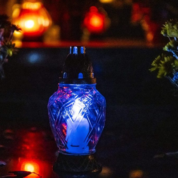 Na ilustračnej snímke svetlá nočného cintorína v Bratislave.