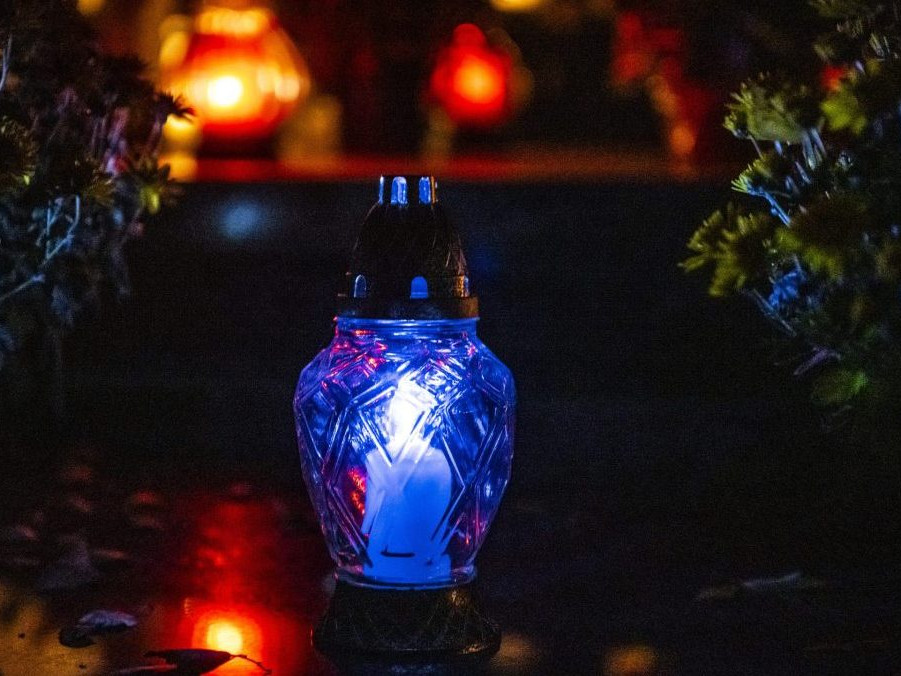 Na ilustračnej snímke svetlá nočného cintorína v Bratislave.