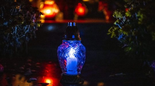 Na ilustračnej snímke svetlá nočného cintorína v Bratislave.