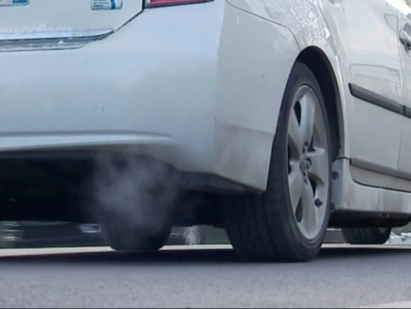 Na ilustračnej snímke výfuk auta.