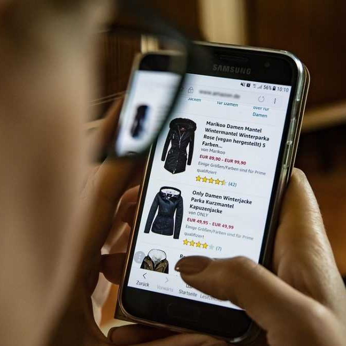 Osoba nakupuje na internetovom obchode, e-shope, pomocou telefónu.