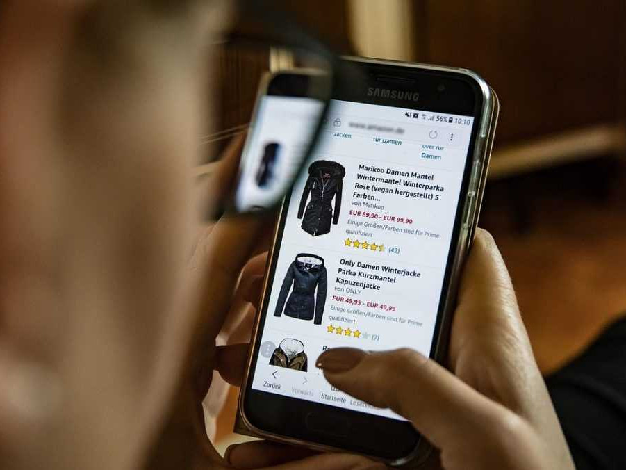 Osoba nakupuje na internetovom obchode, e-shope, pomocou telefónu.