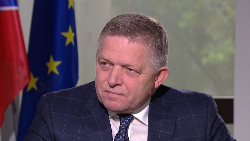 Premiér Robert Fico (Smer-SD).