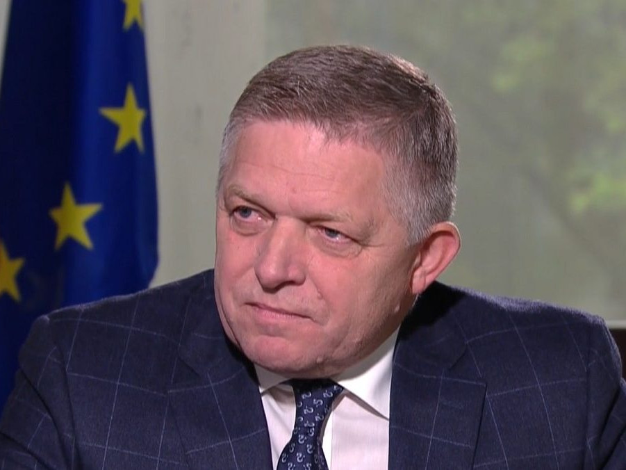 Premiér Robert Fico (Smer-SD).