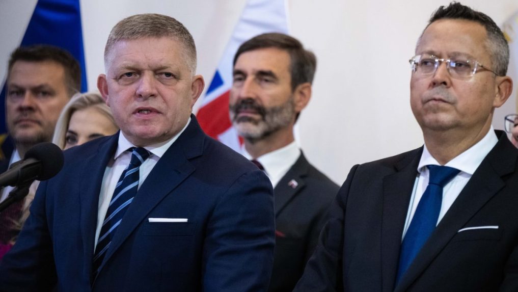Na snímke Robert Fico a Ladislav Kamenický.