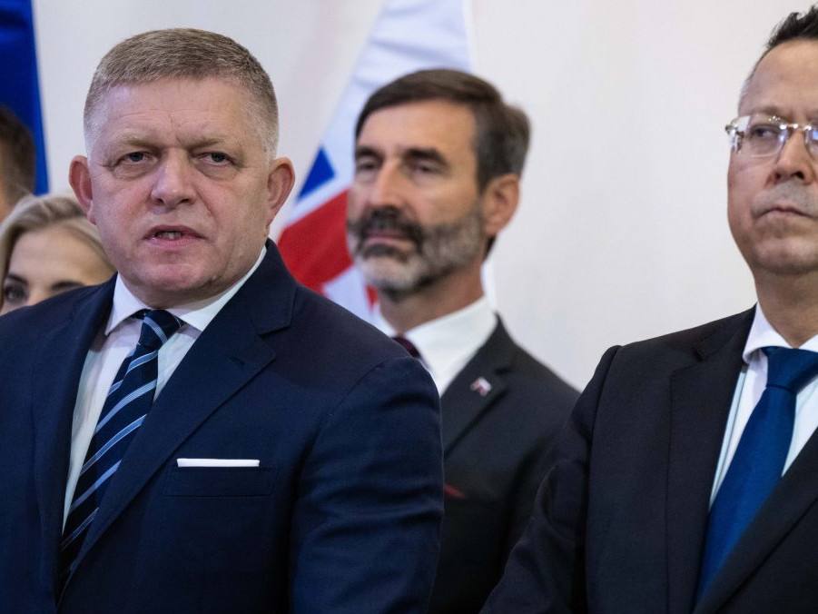 Na snímke Robert Fico a Ladislav Kamenický.