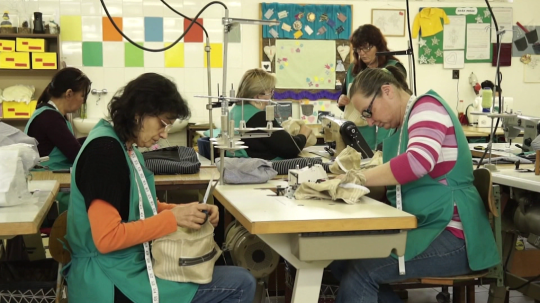 Na sníme sú ženy-šičky v práci.
