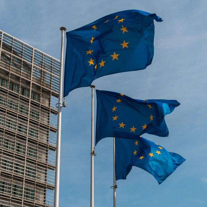 Na snímke vlajky EÚ.